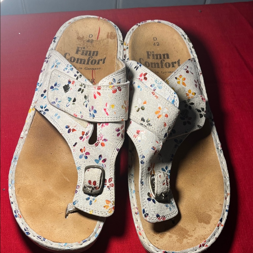 Finn Comfort White Floral Accent Adjustable Sandals